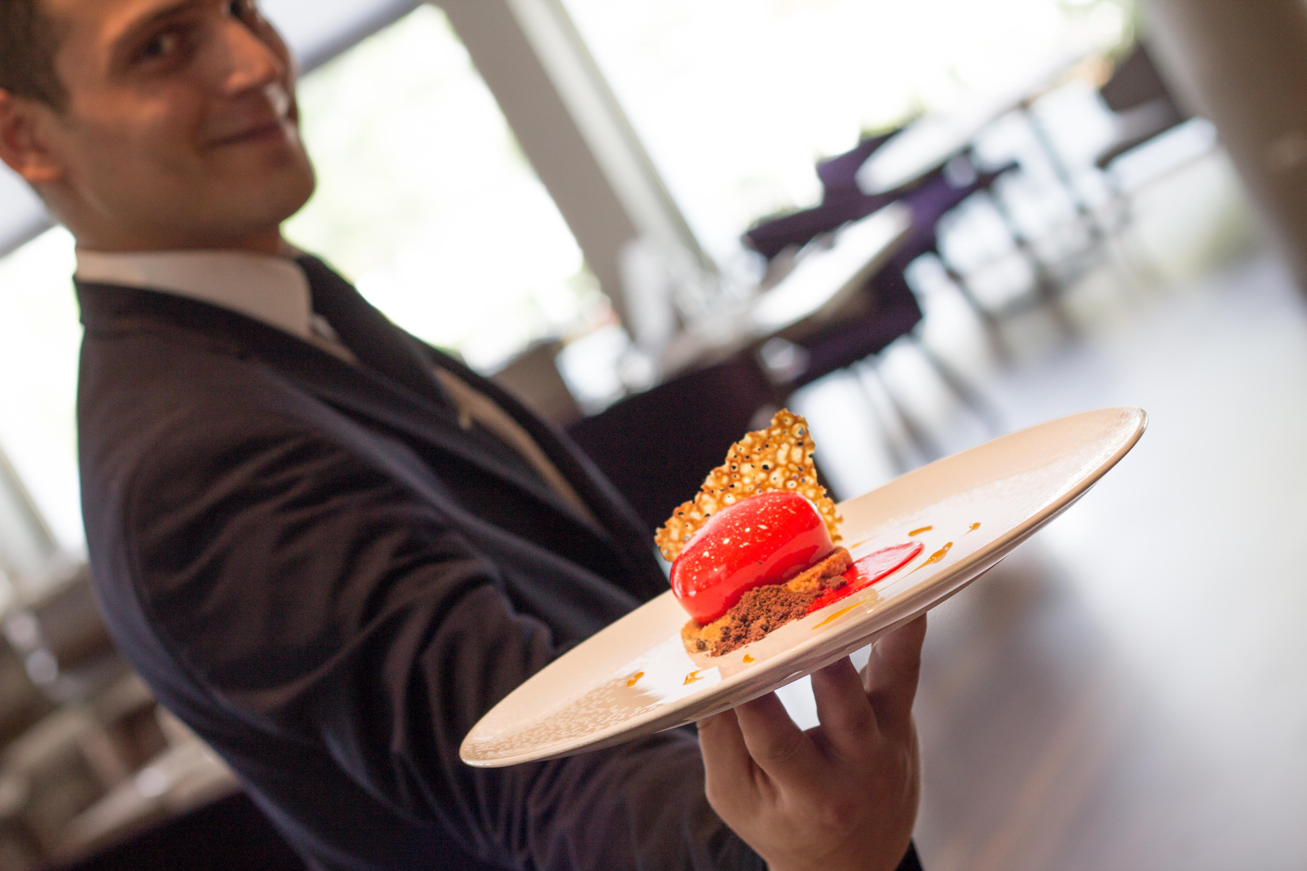 Makedonia Palace Thessaloníki Eksteriør bilde A waiter serving a dessert